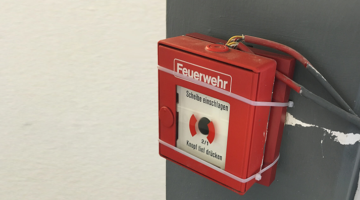 Feuermelder an der Wand mit Kabelbindern