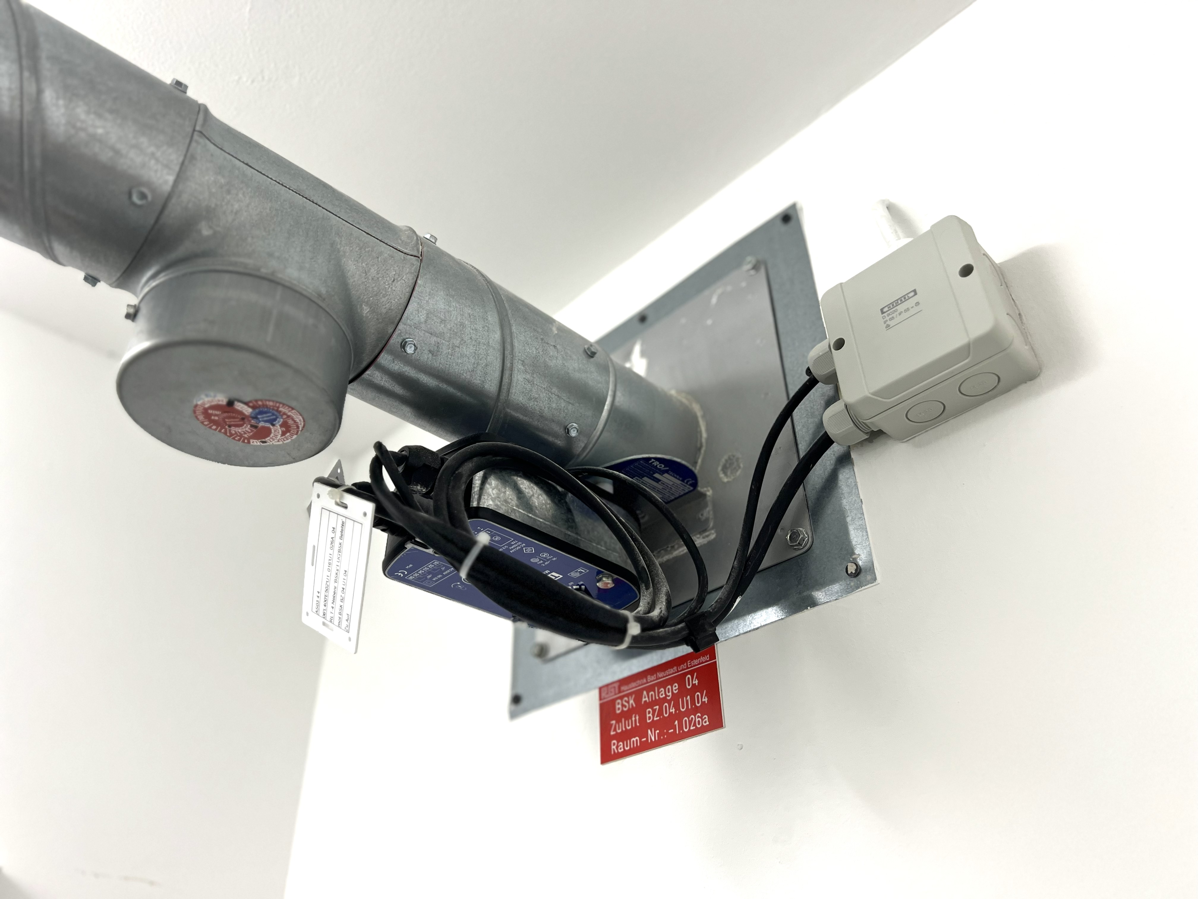 Brandschutzklappe an Wand montiert mit Beschilderung