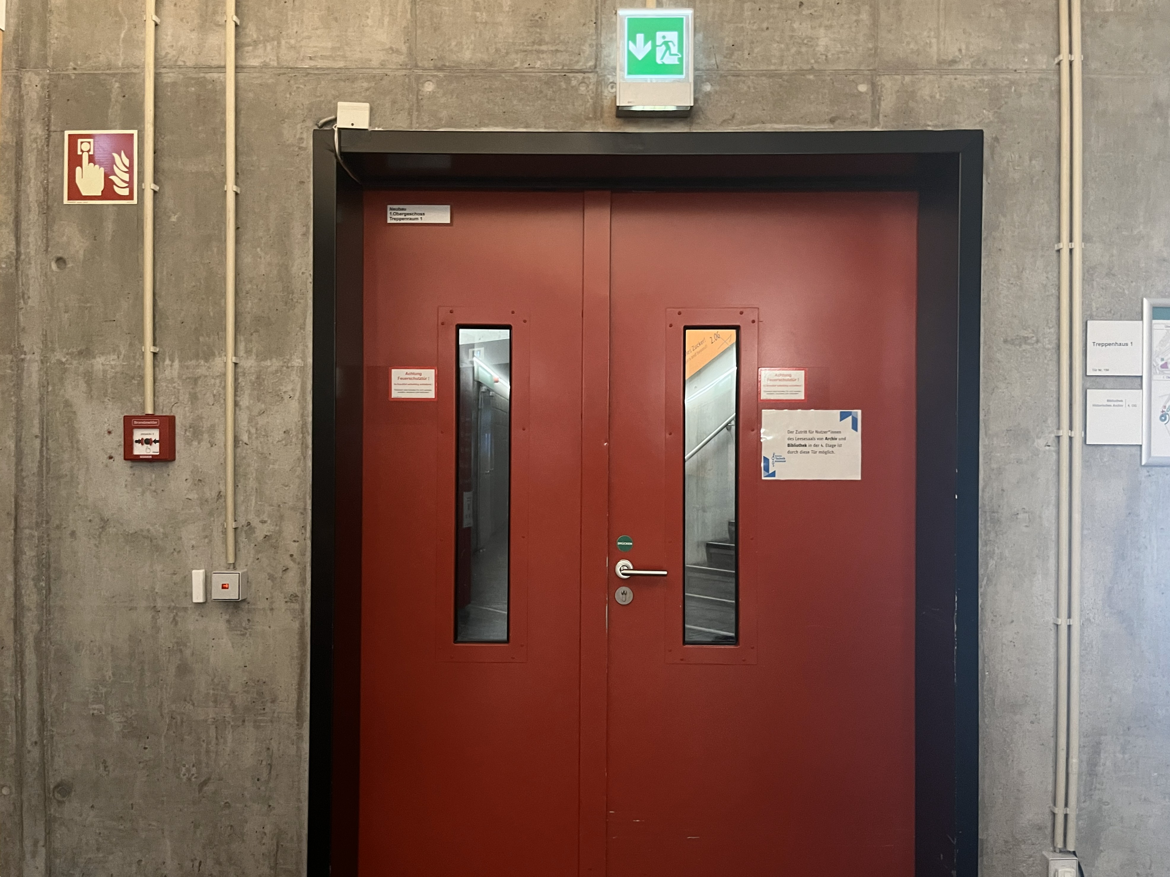 Rote Brandschutztür in einem öffentlichen Gebäude