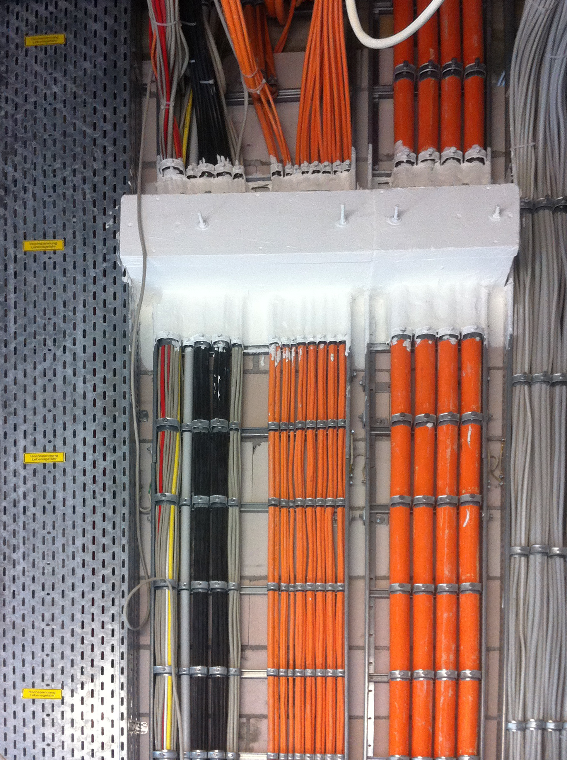 Leitungsanlagen für Sicherheitstechnik an einer Wand