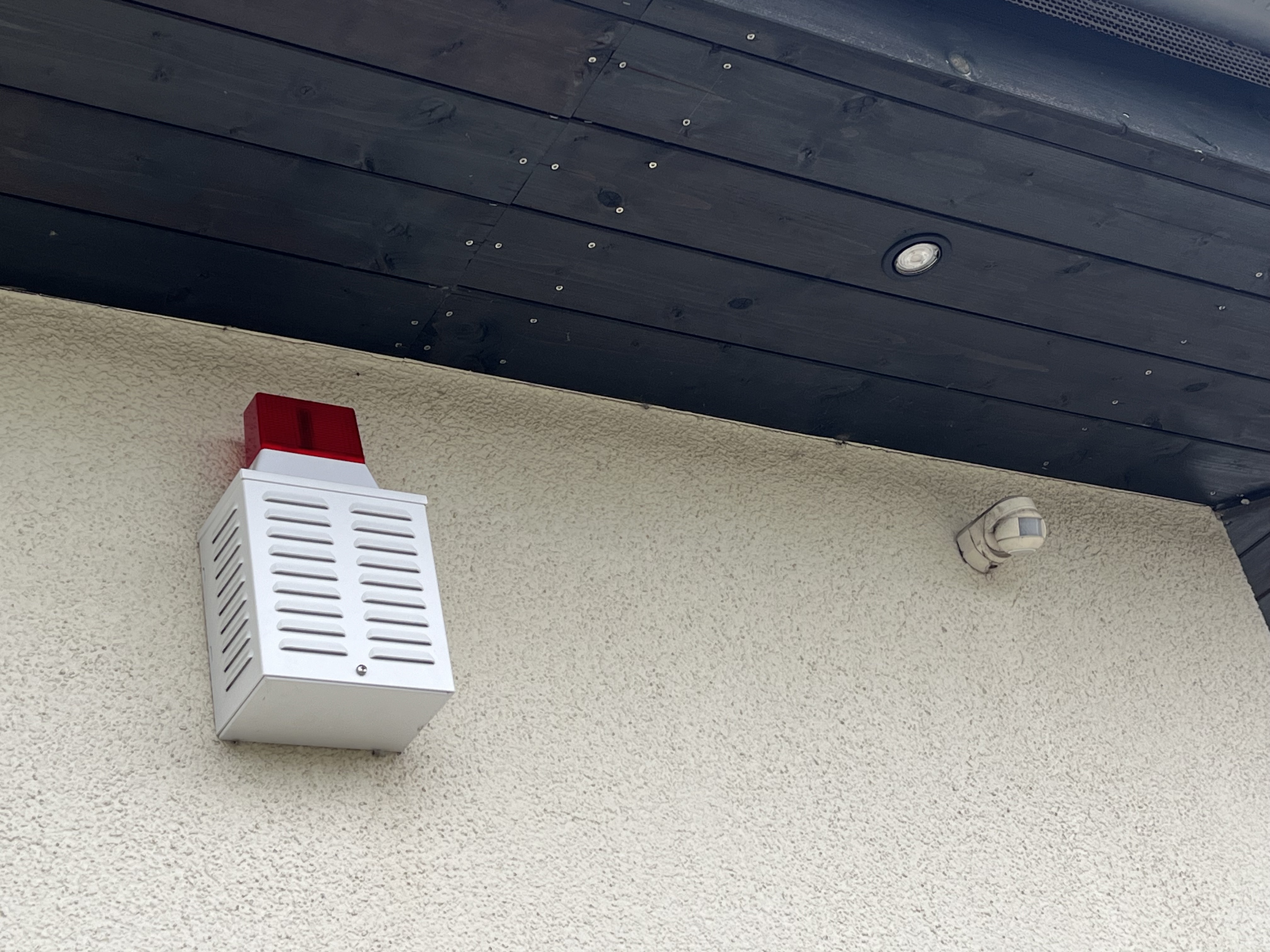 Einbruchmeldeanlage an einem Gebäude