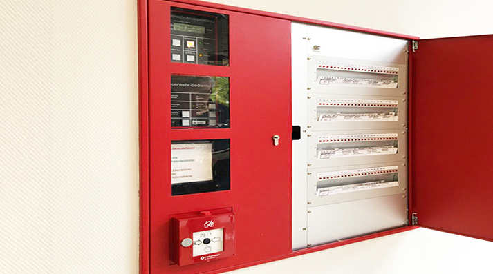 BMZ mit Feuerwehrlaufkarten an der Wand