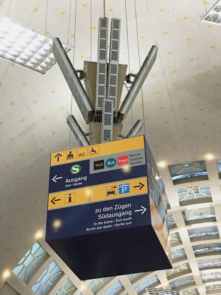 Linienförmige Lautsprecher an der Decke einer Bahnhofshalle