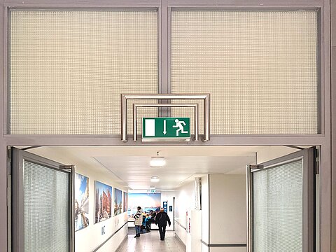 Fluchtwegkennzeichnung in einem Krankenhaus