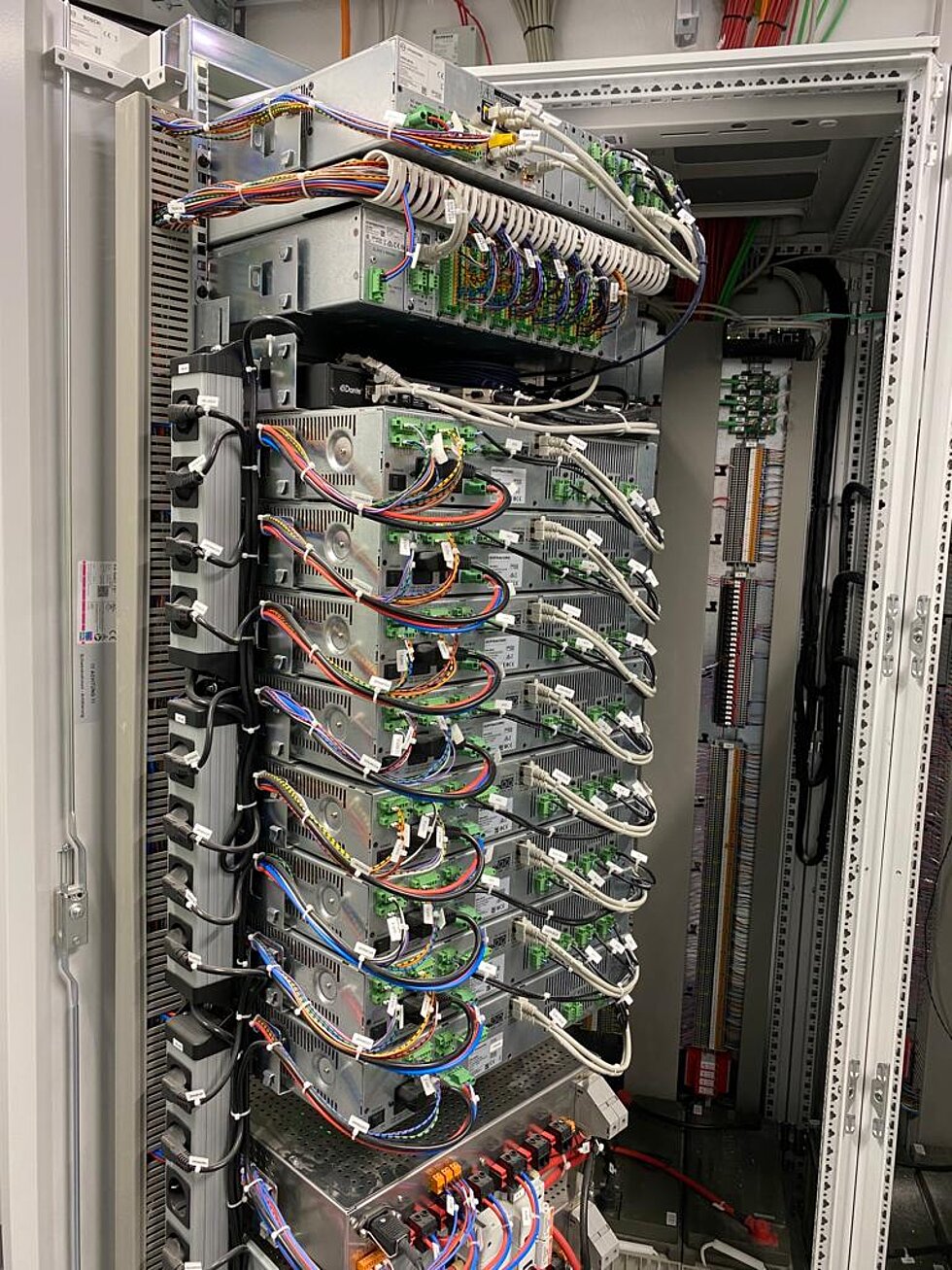 Inneres und Kabel einer Sprachalarmzentrale SAZ