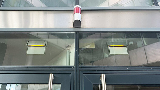 Gebäudeeingang mit Blitzlicht einer Alarmanlage