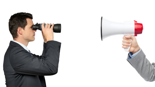 Dieses Bild zeigt einen Mann mit Fernglas auf der linken Seite und eine Hand mit Megafon auf der rechten Seite. Symbolisch steht es für Beobachtung, Kontrolle, Kommunikation und Alarmierung.