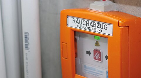 Rauchabzüge an Wand