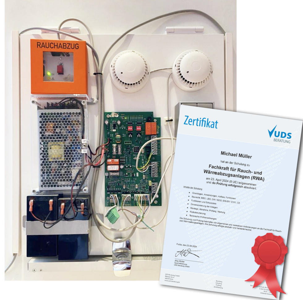 UDS RWA Zertifikat_Steuergerät_Display Links ein orangefarbenes Steuergerät mit Display, darunter elektronische Platinen mit Relais und Verdrahtung. Oben zwei runde Rauchmelder. Rechts im Vordergrund ein Zertifikat mit Siegel, das auf eine erfolgreich absolvierte Schulung oder Prüfung hinweist