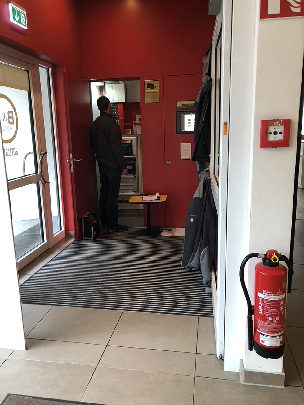Verantwortliche Person BMA inspiziert Brandmeldeanlage