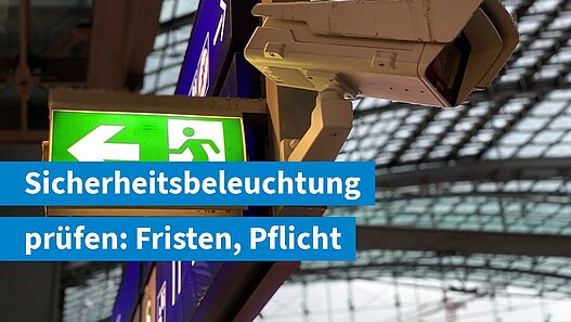 Rettungszeichenleuchte der Sicherheitsbeleuchtung in einer Bahnhofshalle