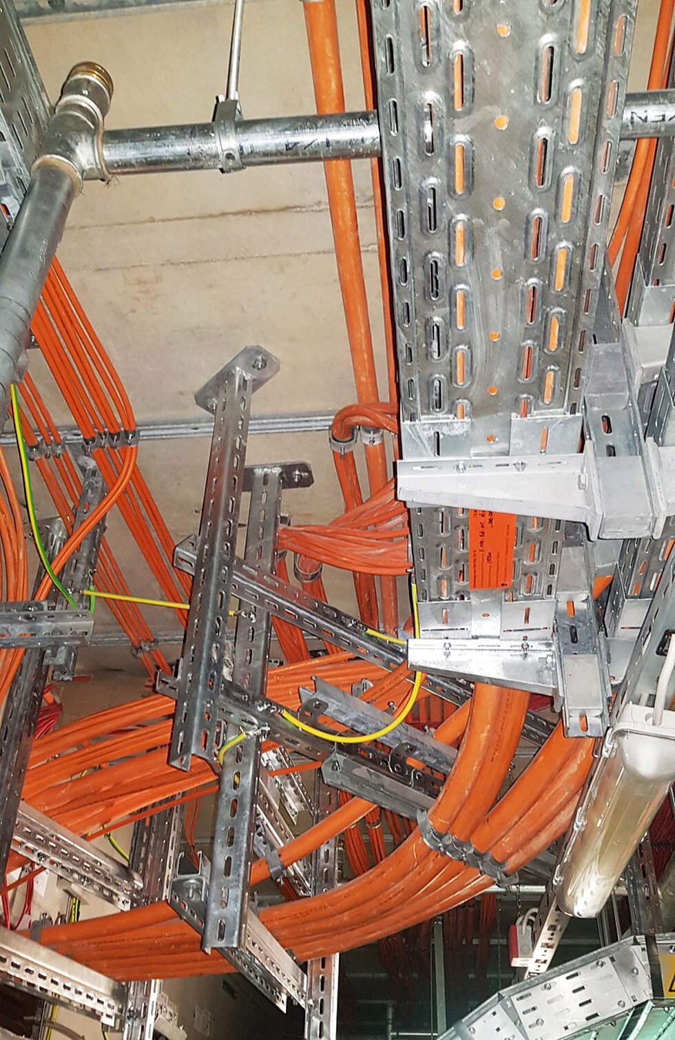 Kabeltrassen mit Leitungsanlagen in einem Technikbereich