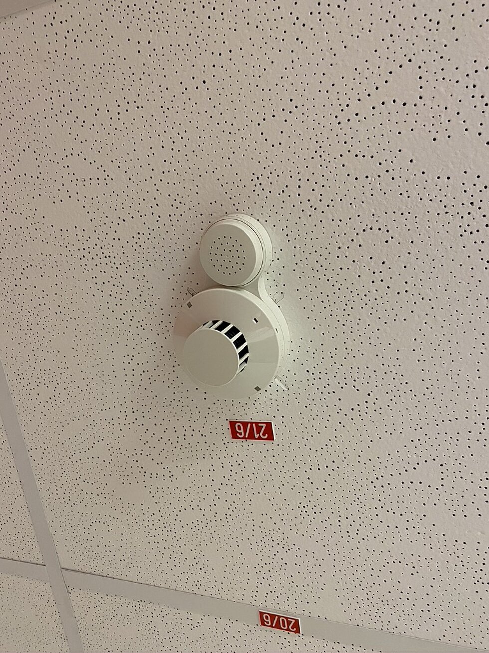 Brandmelder an einer Decke