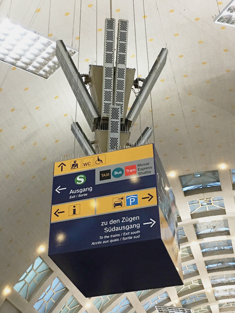 Linienförmige Lautsprecher an der Decke einer Bahnhofshalle