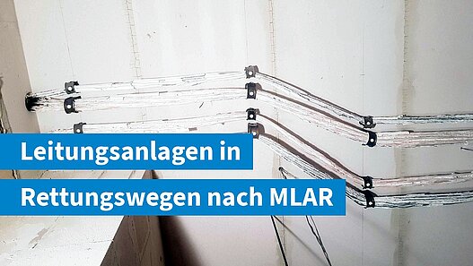 Brandschutztechnisch verlegte Leitungsanlage mit Funktionserhalt an einer Wand im Rettungsweg