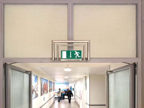 Fluchtwegkennzeichnung in einem Krankenhaus