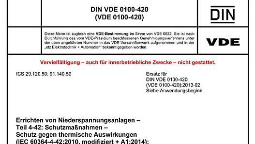 DIN VDE Normdokument Ausschnitt eines offiziellen Normendokuments mit den Logos von DIN und VDE, bezogen auf sicherheitstechnische Standards im Brandschutz