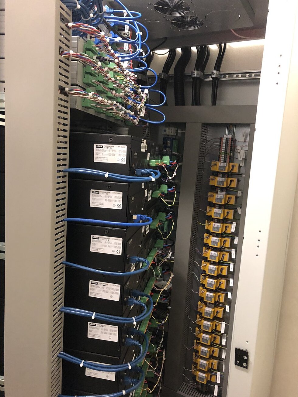 Zentrale einer Sprachalarmanlage mit Verstärkern im 19-Zoll-Rack