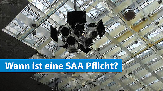 Lautsprecher an der Decke in einem Glashaus
