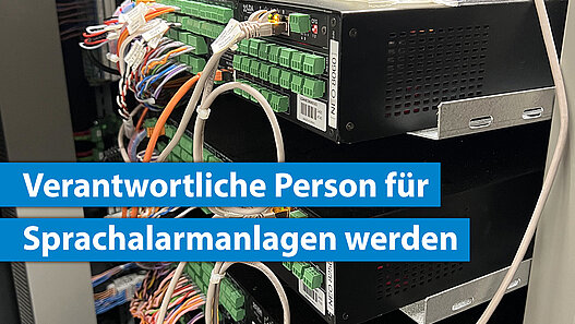 Technik und Kabel einer Sprachalarmanlage