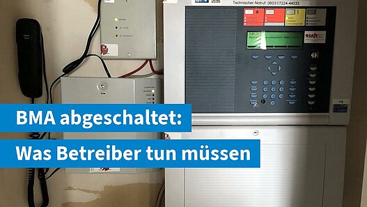 Brandmelderzentrale mit Bedienfeld und Feuerwehrtelefon im Technikraum