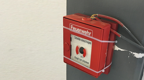 Feuermelder an der Wand mit Kabelbindern