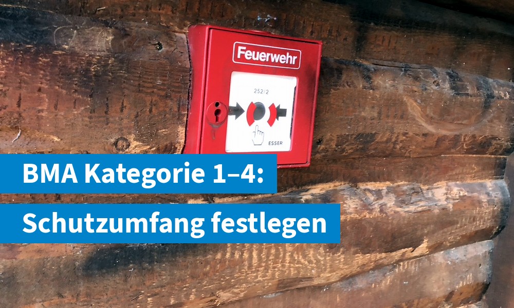 Handfeuermelder einer Brandmeldeanlage an einer Holzwand