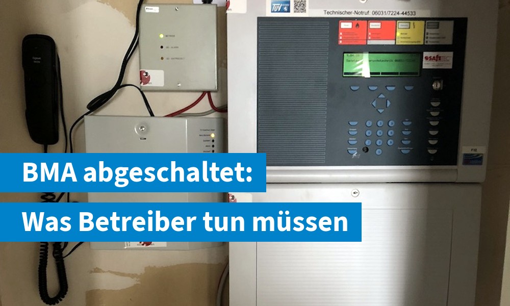 Brandmelderzentrale mit Bedienfeld und Feuerwehrtelefon im Technikraum