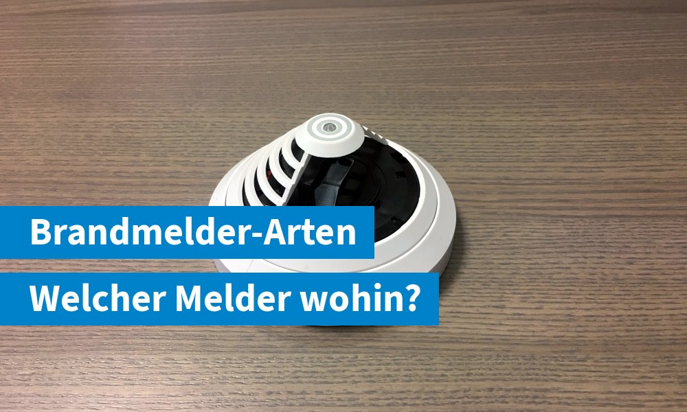 Punktförmiger Rauchmelder einer Brandmeldeanlage auf einem Tisch
