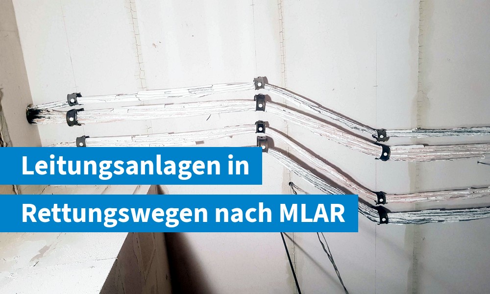 Brandschutztechnisch verlegte Leitungsanlage mit Funktionserhalt an einer Wand im Rettungsweg