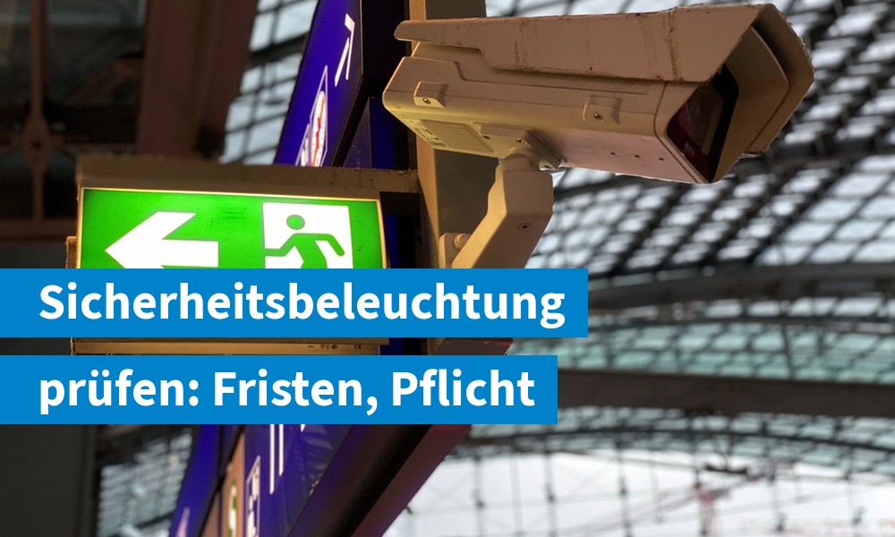 Rettungszeichenleuchte der Sicherheitsbeleuchtung in einer Bahnhofshalle