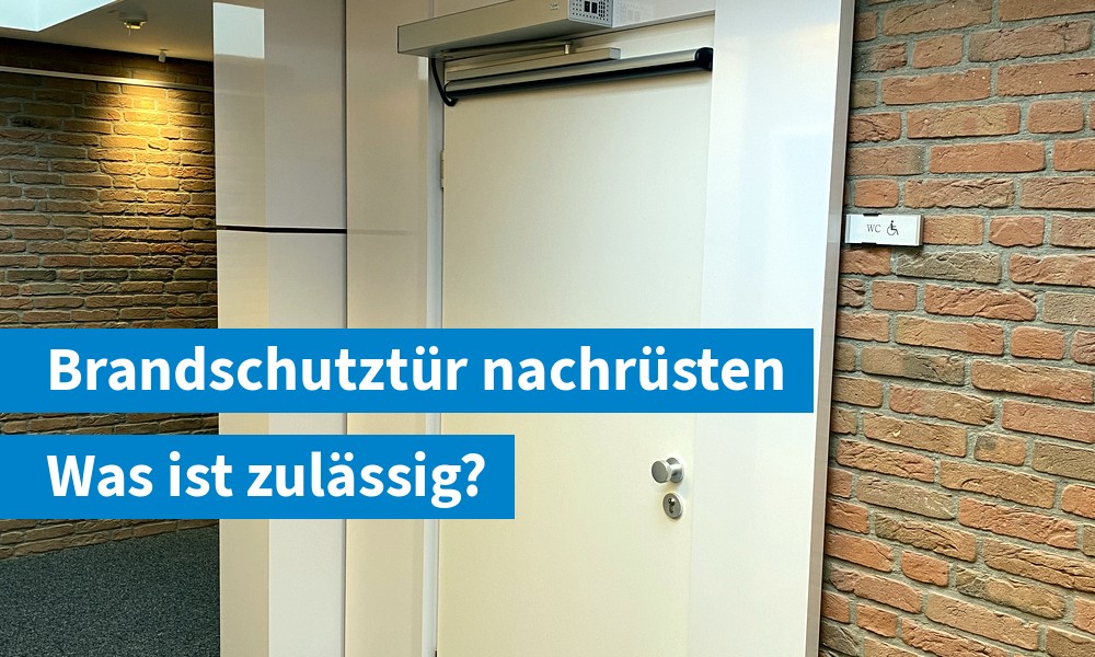 Brandschutztür mit Obentürschließer in einem Bürogebäude