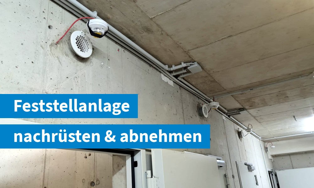 Feststellanlage mit Rauchschalter an der Decke und Haftmagnet an einer Brandschutztür