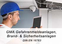 Errichter bei der Installation einer Videokamera