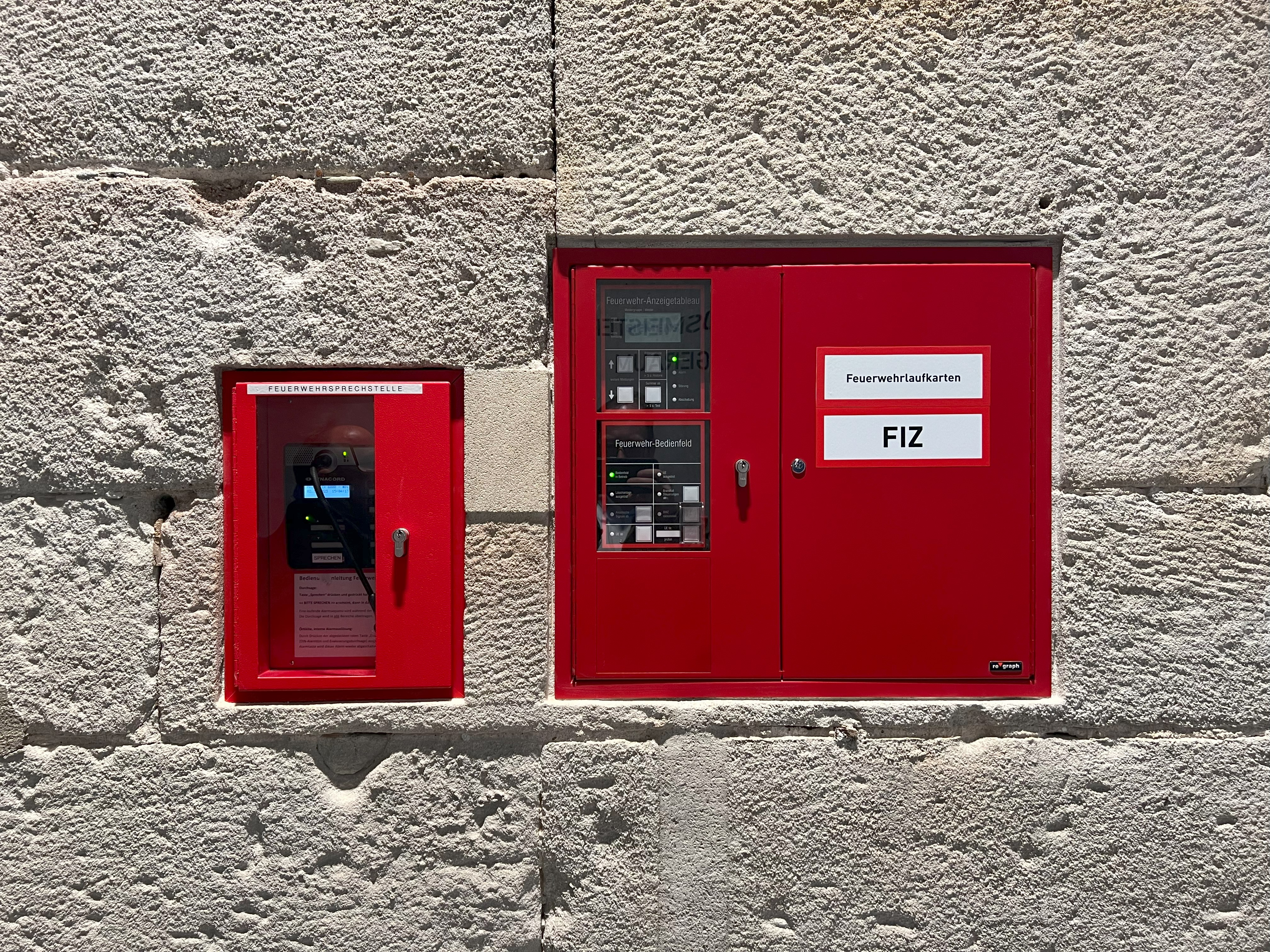© UDS Brandmelderzentrale auf Steinmauer