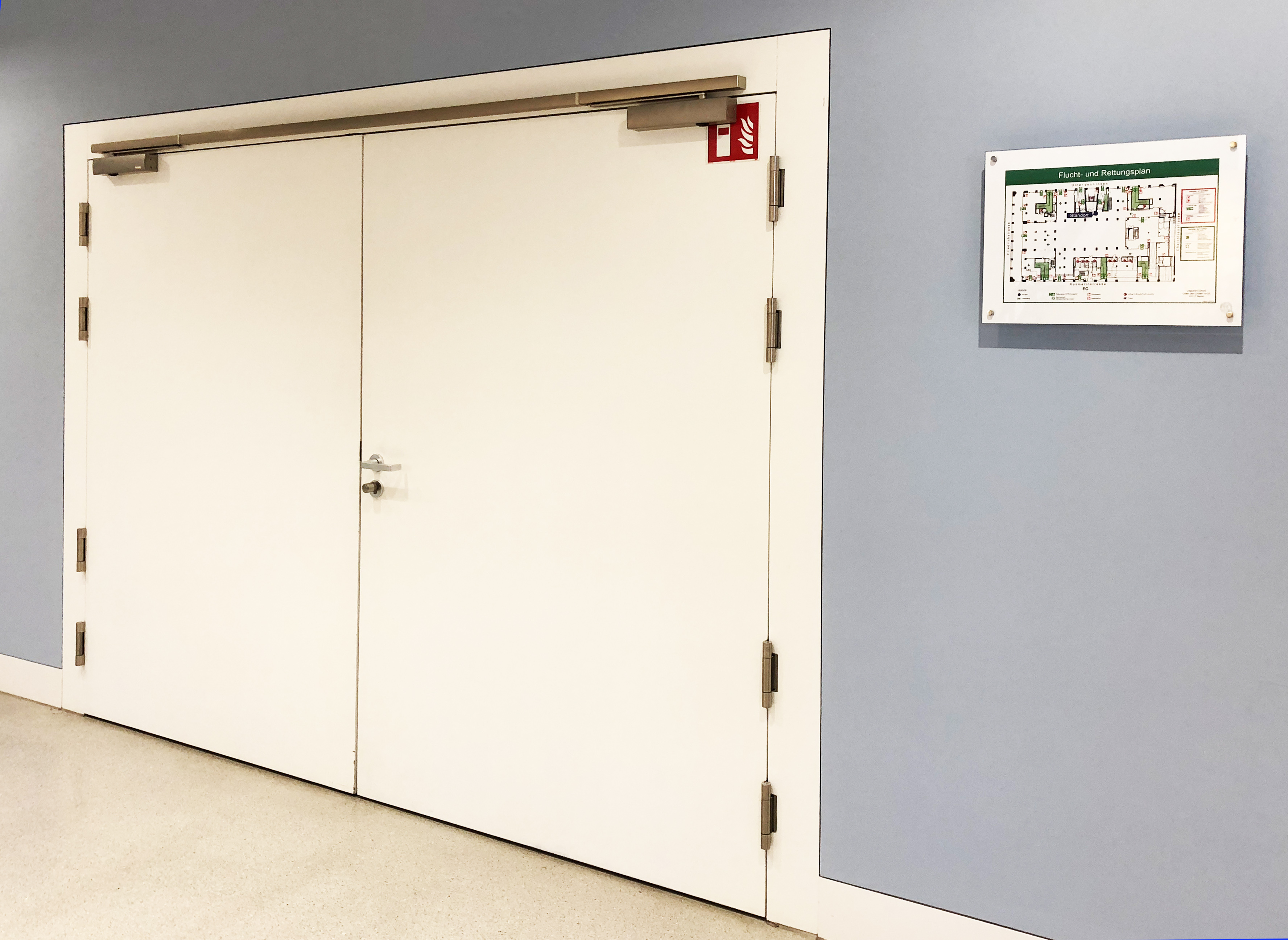 Fluchttür mit  Feststellanlage und Fluchtplan