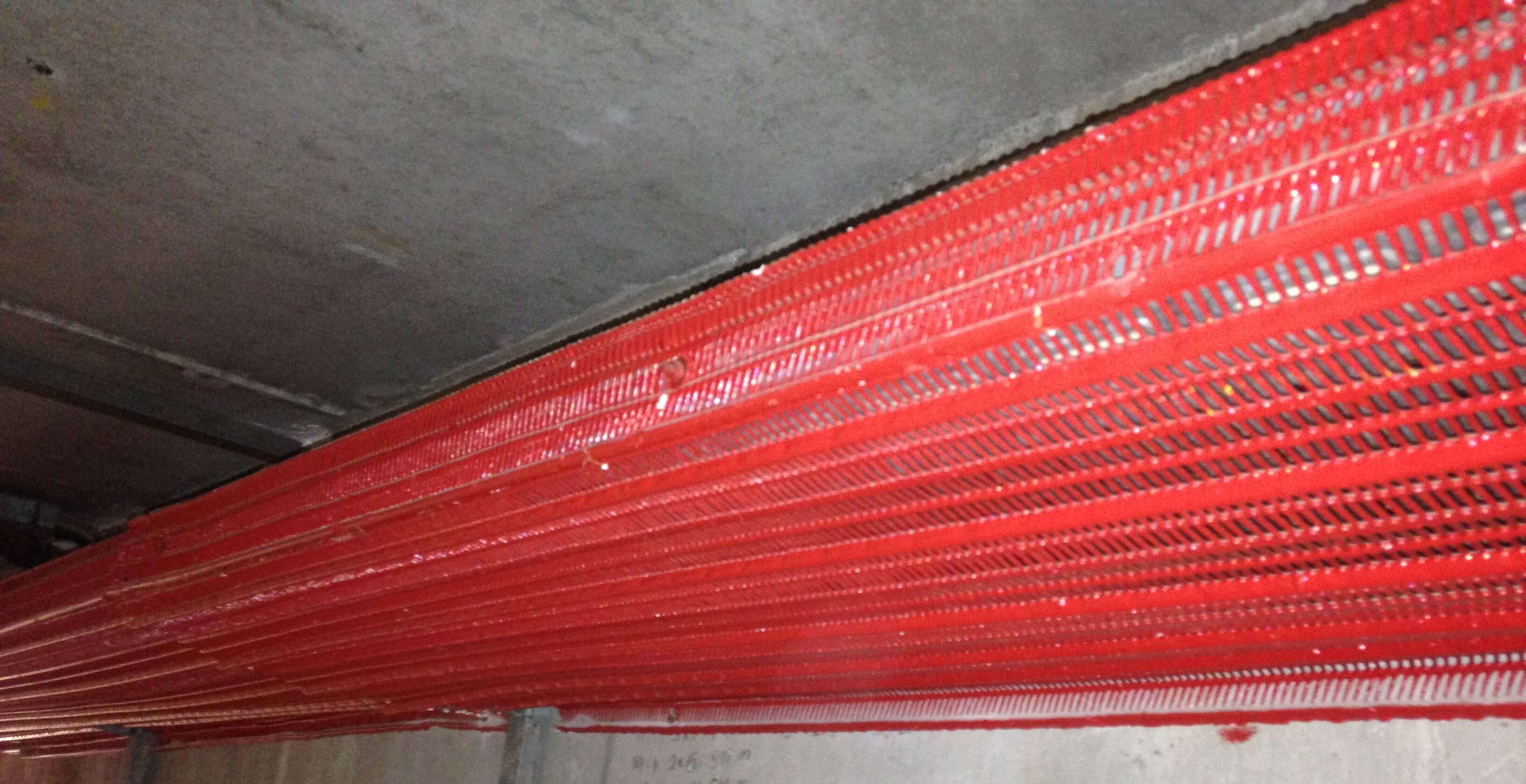 tl_files/bilder/Nachrichten/Kabelfuehrung rot.jpg